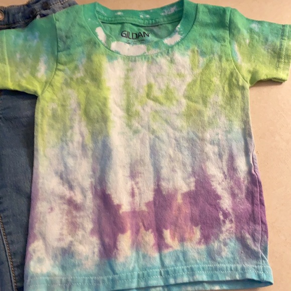 24 months, boys Osh Kosh jeans and Gildan 2T tie dye T-shirt - Picture 2 of 7